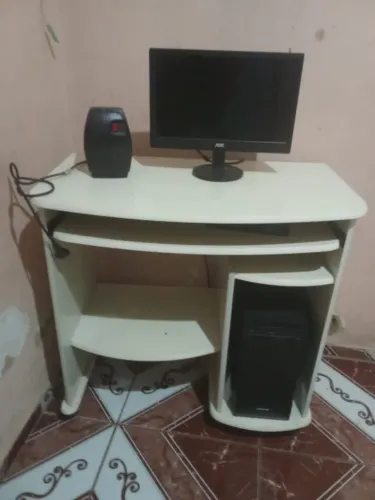 Vendo esse computador e escrivaninha
