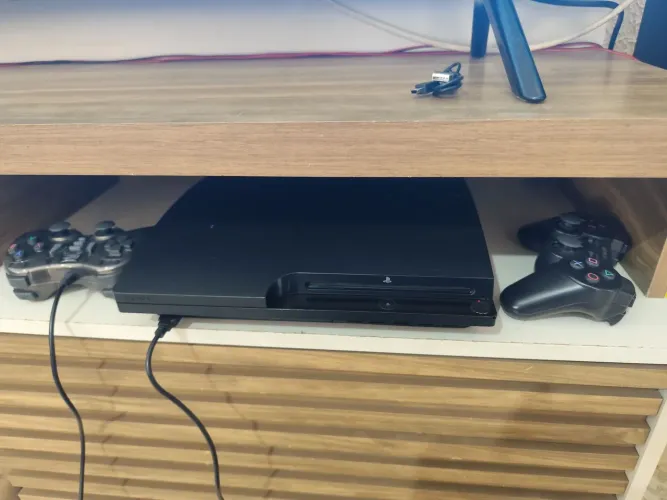 Playstation 3 slim desb. Com loja de jogos e dois controles