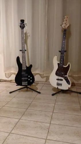Guitarra e baixos