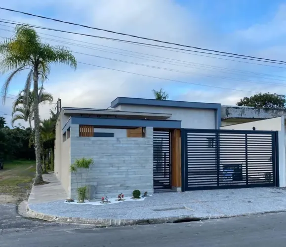 Casa à venda em Caravelas, Cananéia - 3 dormitórios, 2 banheiros, garagem e mais!