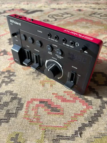 Roland E-4 Voice Tweaker (Auto tune, Harmonizer, Vocoder e Looper)