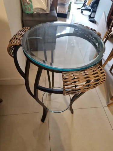 Vendo mesa de canto redonda alta (80cm) em ferro e vidro