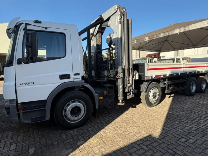Caminhão 2429 com Munck