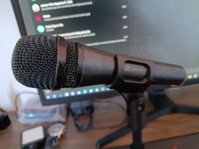 Microfone Sennheiser E 835 Dinâmico Cardioide Vocal Profissional XLR Para Palco Estúdio