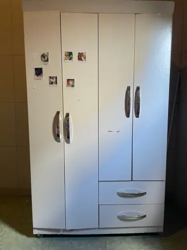 guarda-roupa branco, 3 portas e 2 gavetas, com marcas de uso