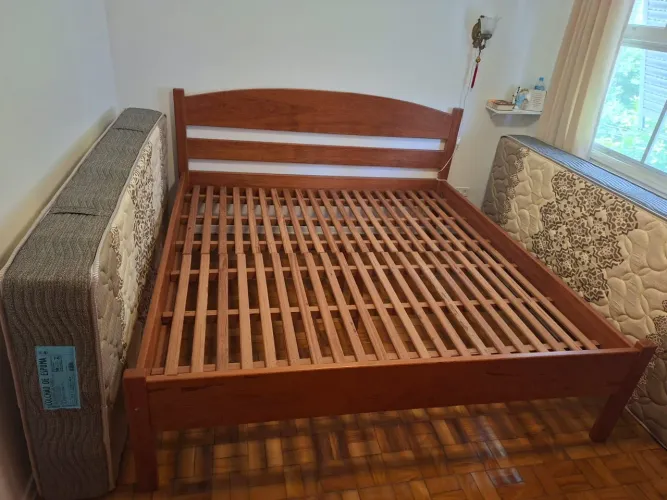 Cama casal King madeira maciça