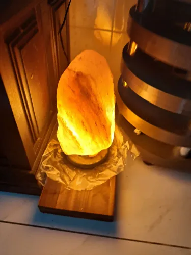 Luminária de sal do Himalaia esculpida em cristal de sal,base de madeira 30x10cm