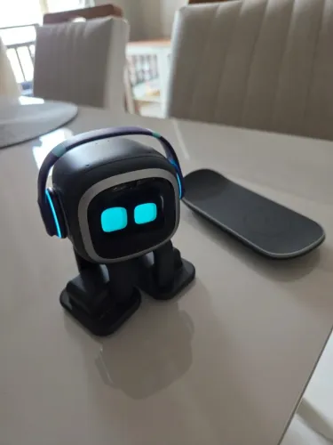 Emo robot pet desktop