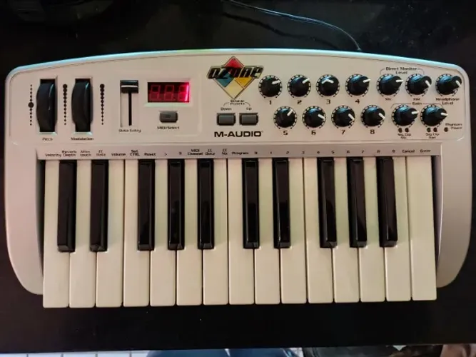 Interface de áudio e controlador MIDI M-Audio Ozone