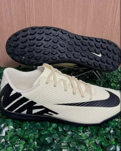 Chuteira Nike 41 Mercurial Vapor 15 Club TF na cor amarela clara com detalhes em preto.