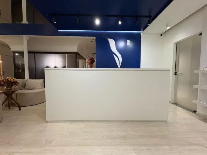 Balcão branco planejado