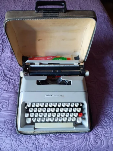 Vendo Máquina de Escrever Olivetti 35, em bom estado.
