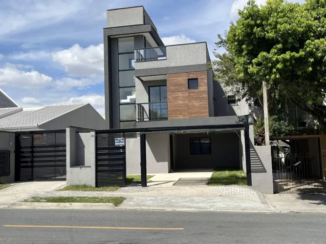 SOBRADO COM TERRAÇO NOVO À VENDA NO CAPÃO RASO.