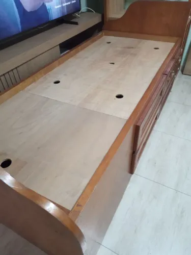 Cama com gavetas e baú 