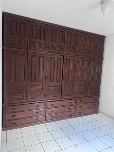 Guarda roupas madeira nobre