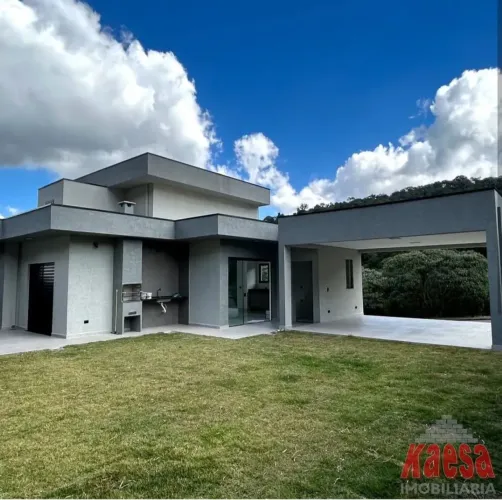 Casa térrea, dentro de condomínio, com 3 quartos sendo 1 suíte.