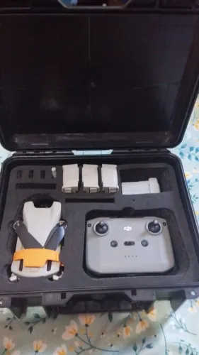 Drone DJI mini 3, com 4 baterias (poucos ciclos), case, suporte p carregar duas baterias
