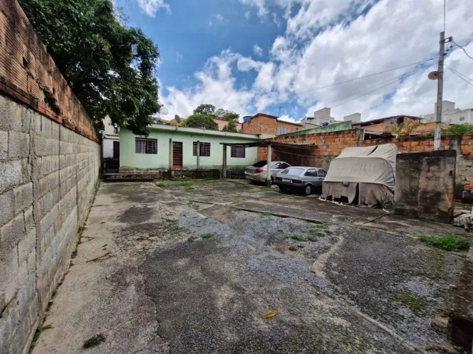Casa 3 Quartos com Barracão Bairro Frei Leopoldo, Belo Horizonte