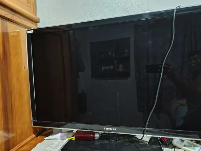 Smartv Samsung com algumas marcas de uso observação áudio está baixo ,mesmo no volume max