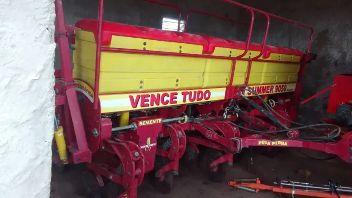 Vendo plantadeira seminova VENCE TUDO SUMMER 9050 de seis linha usada 3 vezes apenas.. 