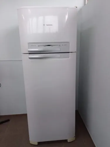 Geladeira electrolux celebrate df48 frost free 411 litros