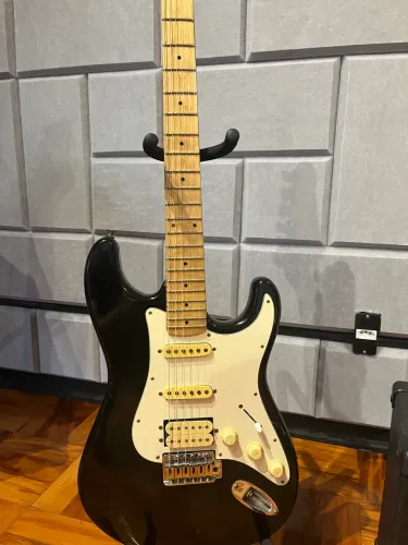 Guitarra Washburn Lyon Strato HSS