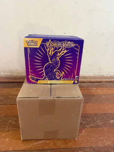 Caixa LACRADA 4 Treinador Avançado Miraidon Escarlate e Violeta - SV01