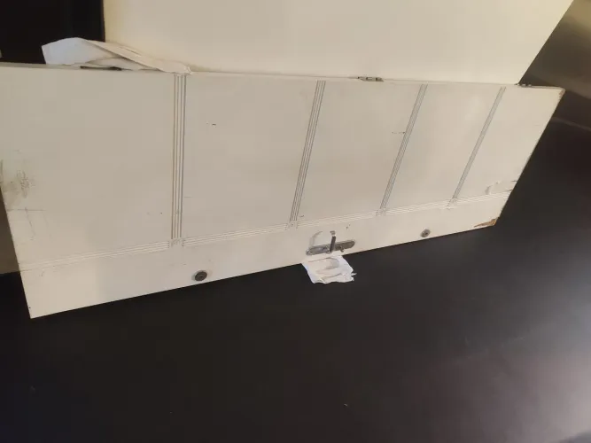 Porta com maçaneta e duas fechadura tetra com as chaves pino