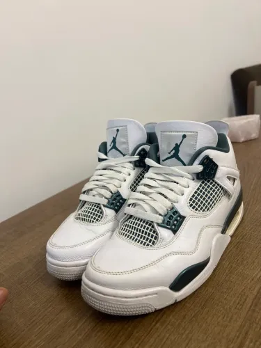 Nike Air Jordan 4 Retro na colorway Oxidized Green.