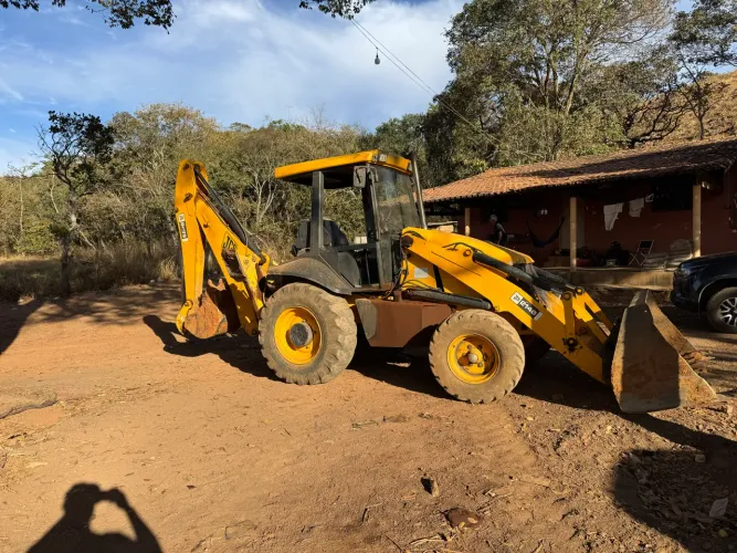 Retroescavadeira jcb214e