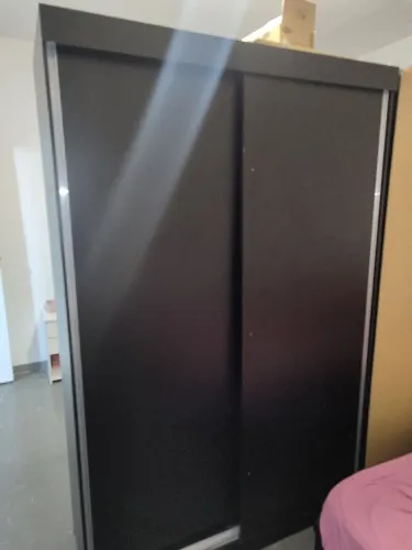 GUARDA ROUPA MÉDIO PRETO DUAS PORTAS DE CORRER IDEAL PARA SOLTEIROS