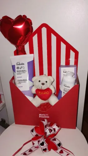 Caixa envelope presente com creme para mãos e corpo e ursinho