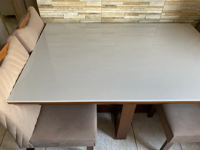 Vendo mesa de luxo com 4 cadeiras 