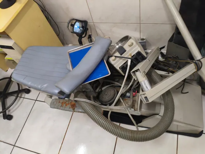 Vendo cadeira odontológica/Peças Dabi Atlant desmotada, requer manutenção para funcionar.