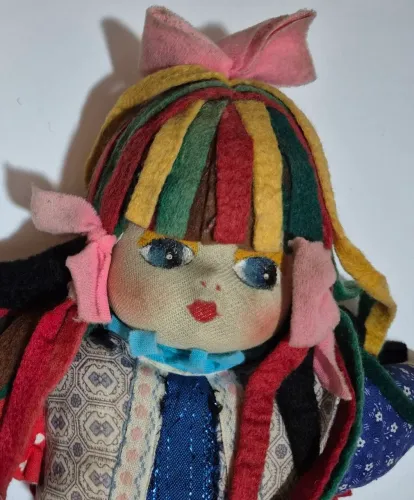 Antiga boneca Emília em tecido com rosto pintado a mão