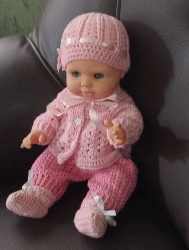 Boneca bebê com roupinha de crochê rosa 