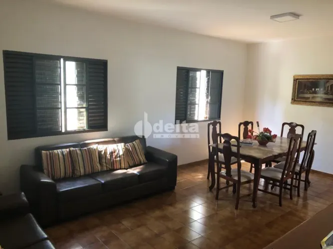 Casa residencial disponível para venda no bairro Centro em Uberlândia-MG