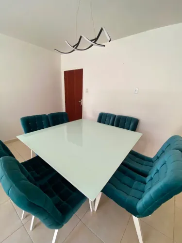 Conjunto 8 Cadeiras de Madeira com Estofado em Veludo Azul
