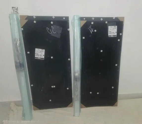 Duas janelas de vidro temperado e fumê