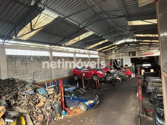 Galpão comercial de 340m²; na Av. Teresa Cristina  Ponto estratégico com mezanino de 3 and