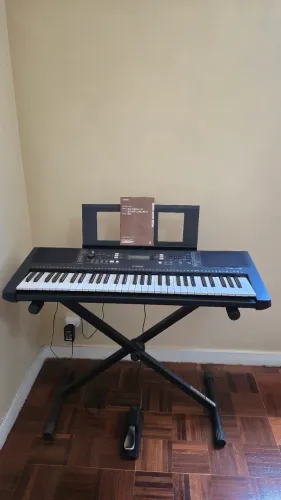 Teclado Yahama PSR-E363 com suporte, pedal sustain e manual por R$ 1.300,00