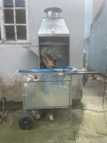 Vendo carrinho pra espetinho e churipan galvanizado em ótimo