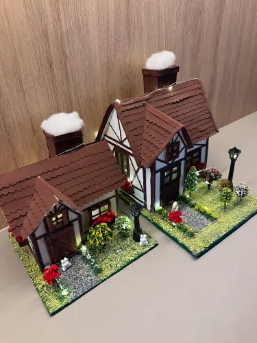 miniatura em enxaimel com chaminé e luzinhas, estilo europeu.