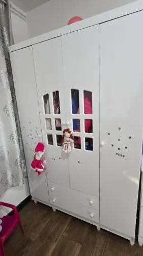 Guarda-Roupa Infantil / Juvenil Branco com Detalhes Vazados e Gavetas