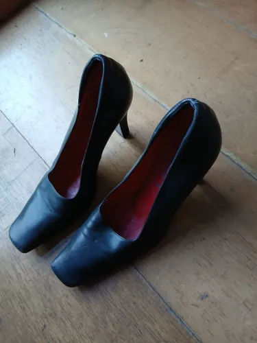 Scarpin Versace Jeans Couture preto com pico quadrado e palmilha vermelha