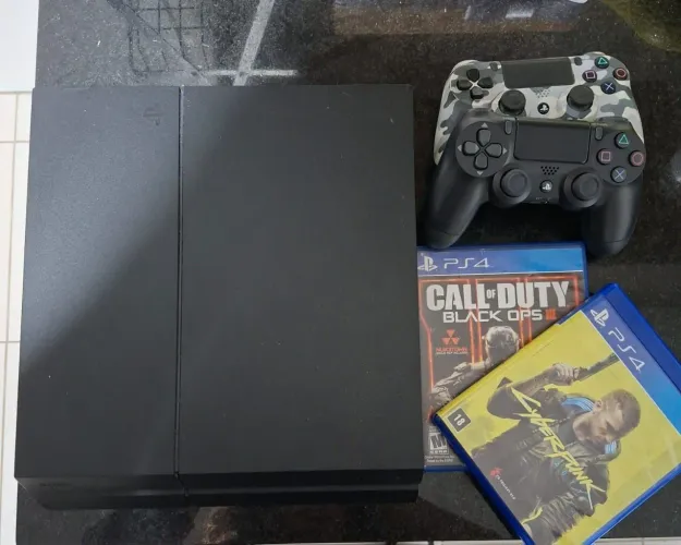 PlayStation 4 (PS4) 500 GB com 2 controles e 2 jogos