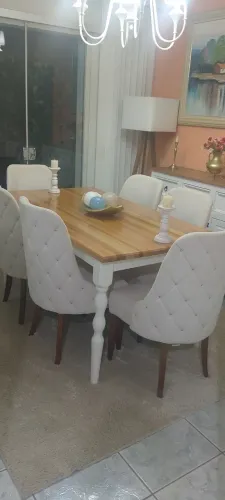 Mesa de Madeira e Cadeiras de Madeiras Estofadas Sofisticadas em Suede