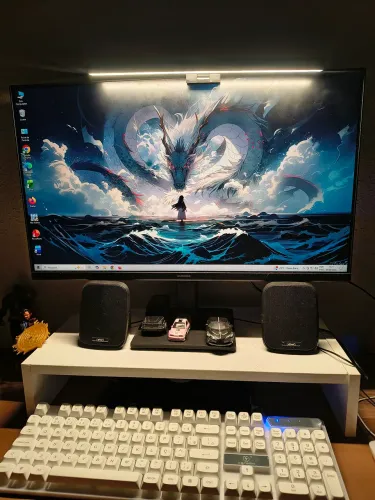 Monitor Samsung 24'', 100hz + Caixa de Som + Luz suspensa de leitura.