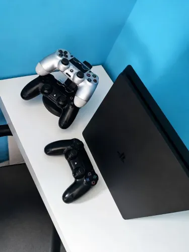 PS4 Slim 500GB + 3 Controles + Suporte