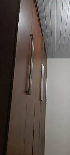 Vendo guarda-roupa de madeira em ótimo estado de conservação, muito resistente e espaçoso.
